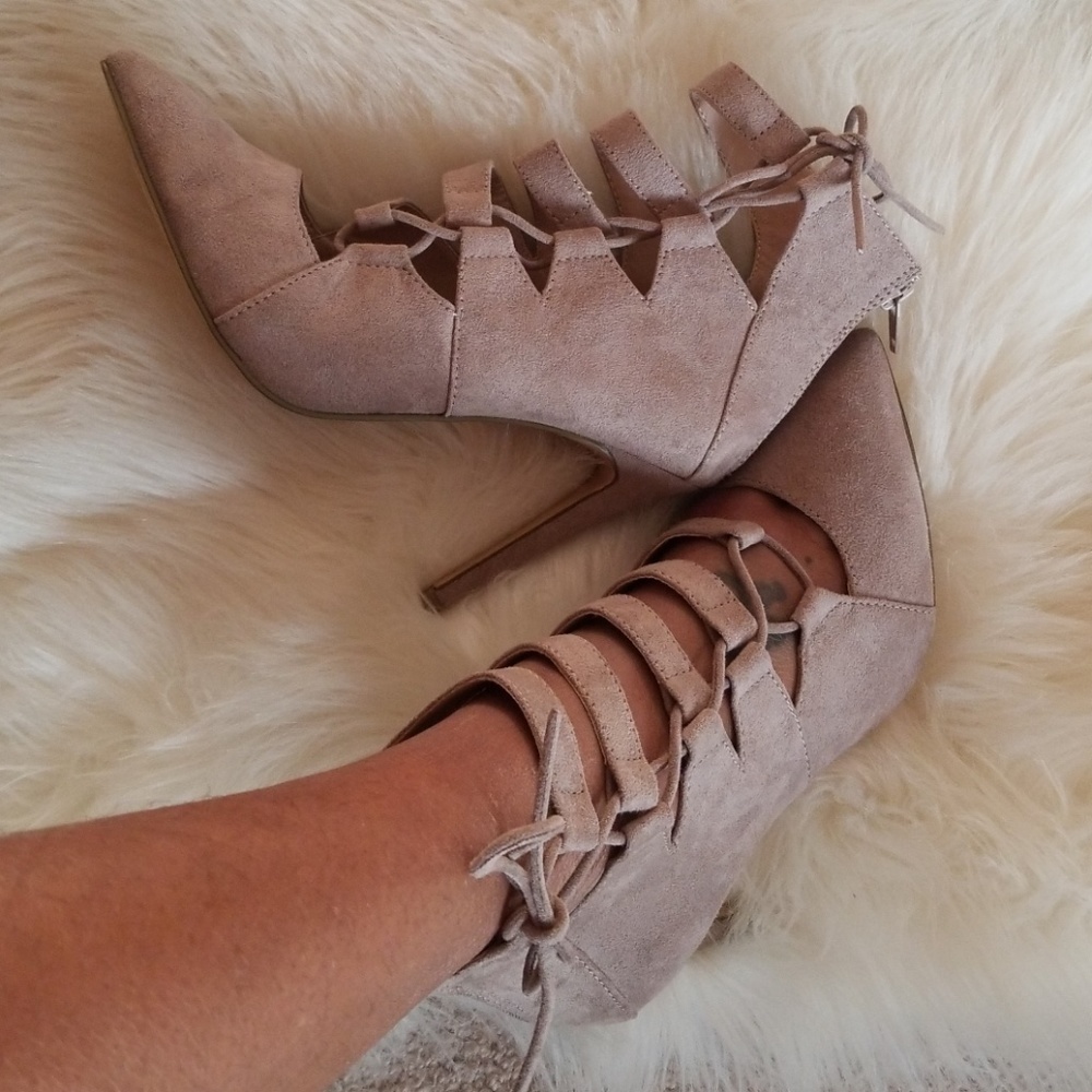 Brand new!!!  Mix No 6 klemtu heel in taupe 4"